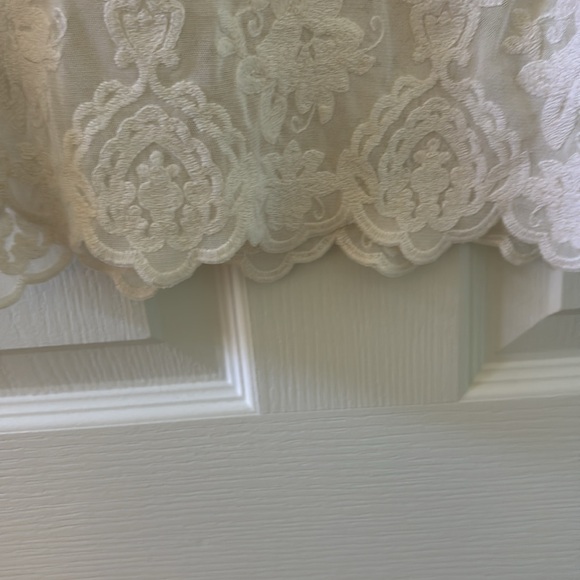 Beautiful white blouse with white embroidery - Picture 4 of 6